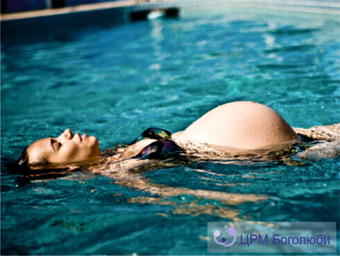 Pregnancy and water gymnastics, фото